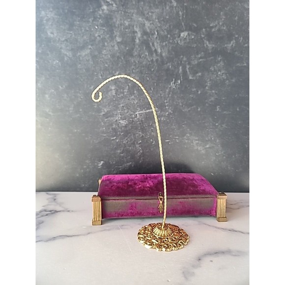 Eggspressions Gold Tone Hook - Picture 1 of 10